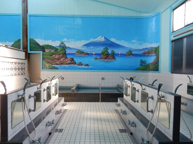 東京では浴室の正面奥に湯船があることが多い（東京都千代田区の「稲荷湯」、撮影／淺見良太）