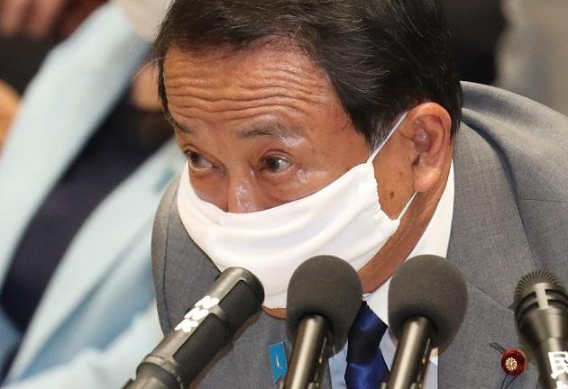 また問題発言をして麻生財務相(ｃ)朝日新聞社