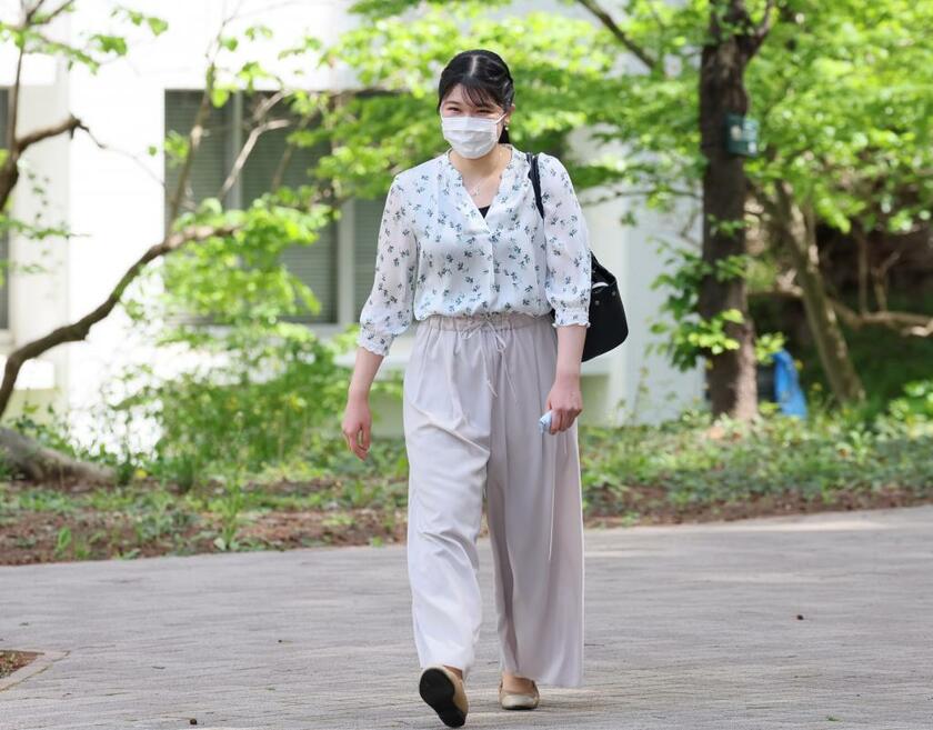 学習院大学に通学する天皇、皇后両陛下の長女愛子さま＝２０２３年４月、東京都豊島区