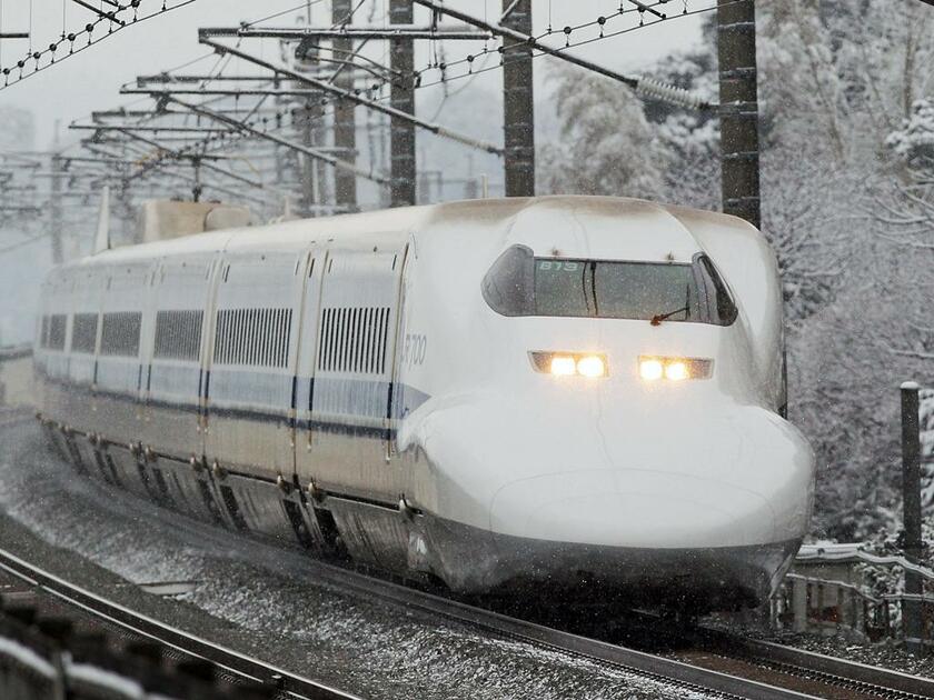 雪が舞う福岡県内の山陽新幹線を走る700系（C）朝日新聞社