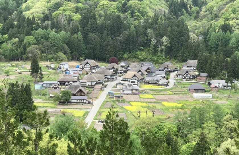 福島県の前沢集落。堂々たる曲家様式の農家が里山の麓にあり、今も住人たちが日常の暮らしを営む（撮影／大島淳之）