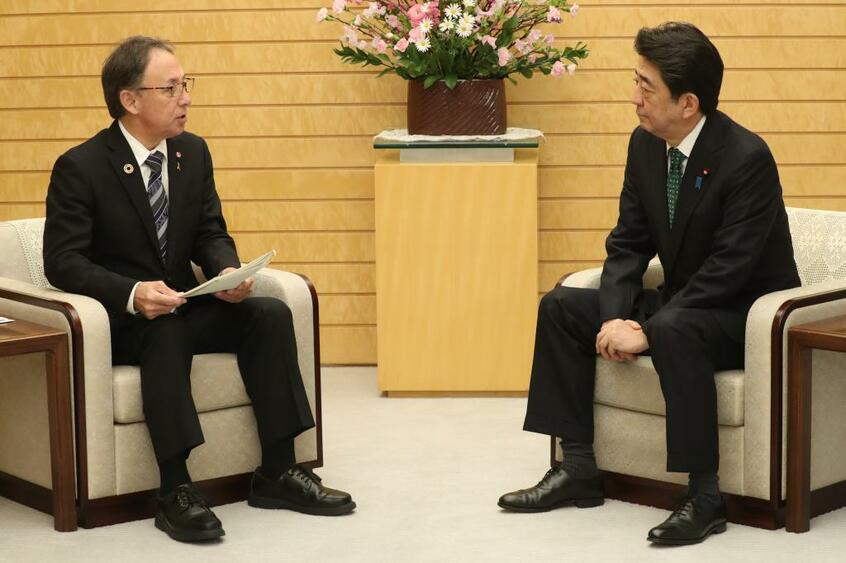 安倍晋三首相との面談で県民投票の結果を通知し、SACOの枠組みに沖縄を加えた新しい協議機関の設置を提案した玉城デニー沖縄県知事(左)=1日、首相官邸 (c)朝日新聞社