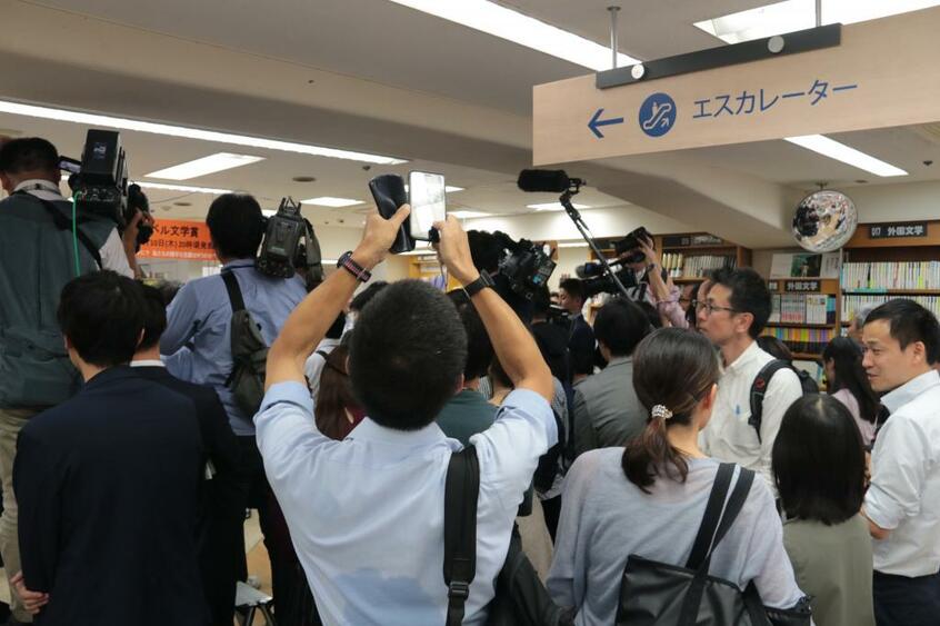 ハルキストを取り囲む報道陣(撮影/井上啓太)