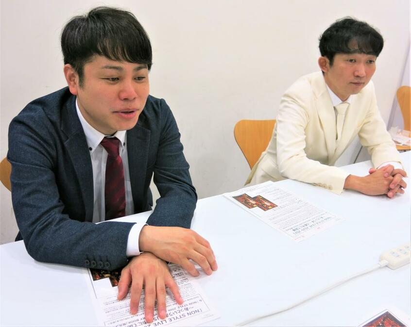 インタビューに応じたNON STYLE(撮影・中西正男)