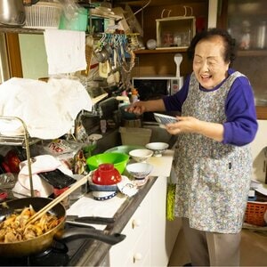 102歳現役美容部員「お庭の植物で料理をしています」 自生する笹で作った郷土料理が絶品だった