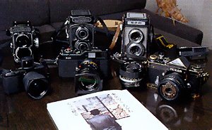 前列右が、ニコンFにクラシックレンズのベス単。マウントを改造して装着したというこだわりだ。そしてエプソンR-D1、リコーGV-1のワイドコンバージョンをつけたリコーGRデジタル。後列が二眼レフのセム(フランス製)、ミノルタオートコード、プリモJR。手前は、最近刊行した写真集「東京のこっちがわ」(岳陽舎)