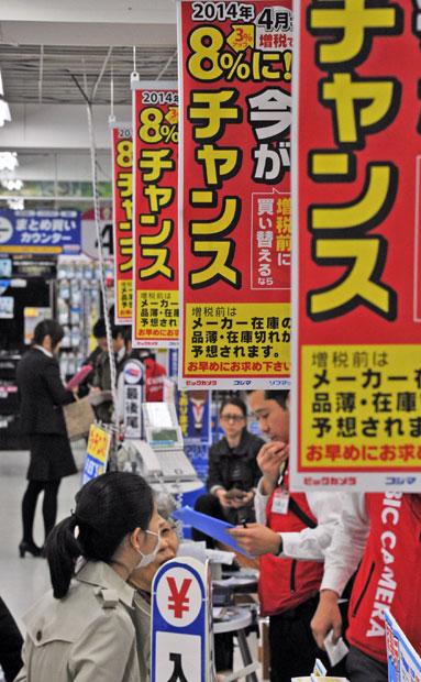 ２０１４年の消費増税直前、家電量販店は駆け込み需要に沸いた　（ｃ）朝日新聞社