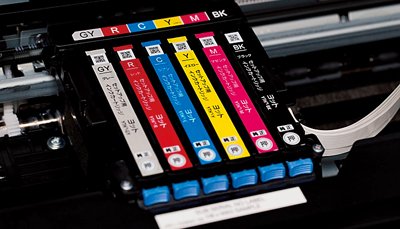 シアン、マゼンタ、イエロー、ブラックの4色に、レッドとグレーの2色を加えた染料6色構成
