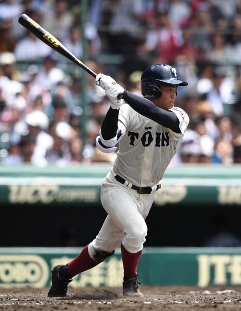 センターバックスクリーンに飛び込む本塁打を放つ大阪桐蔭・根尾昂　（ｃ）朝日新聞社
