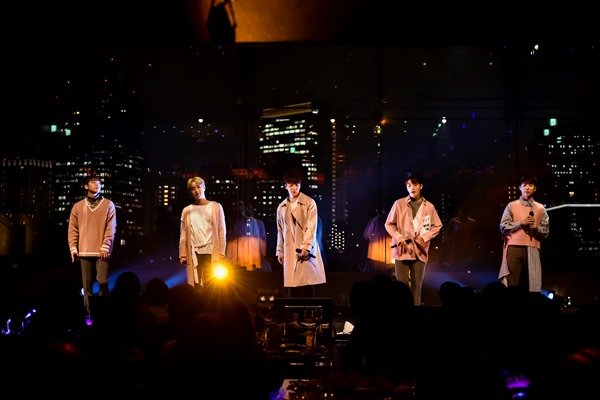 5人組K-POPグループ100%のホワイトデー・ライブ【100% PREMIUM LIVE “WHITE LOVE”】をレポート