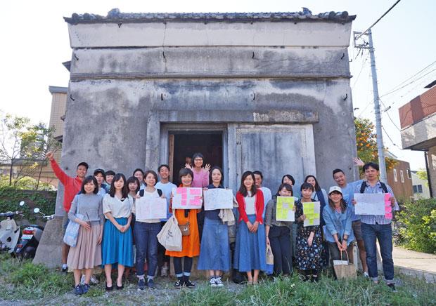 葉山の「空き蔵」を再生するプロジェクトのイベントに参加したメンバーたち。結果的に、37人の出資者から600万円が1日で集まった（写真：エンジョイワークス提供）
