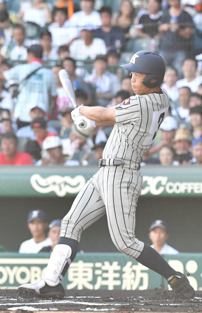 一回表2死、敦賀気比の杉田が中前安打を放つ(C)朝日新聞社