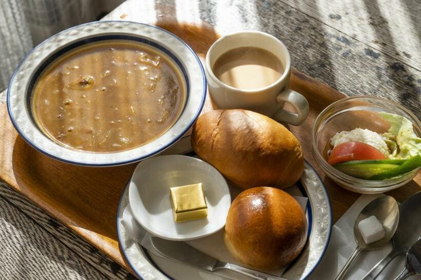 カレーパンセット900円（税込み）本を読みながら片手で食べるのが京大流とか［写真＝倉田貴志／高野楓菜（写真映像部）／楠本涼］