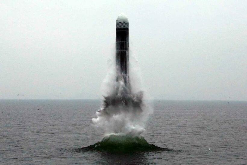 昨年１０月に発射された潜水艦発射弾道ミサイル「北極星３」型＝労働新聞ホームページから 