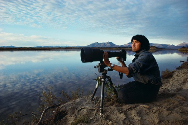 星野道夫Ｍｉｃｈｉｏ　Ｈｏｓｈｉｎｏ／１９５２年、千葉県生まれ。高校在学中の６９年、約２カ月間アメリカを一人で旅する。慶応義塾大学在学中の７３年、アラスカでイヌイットの家族と一夏を過ごす。７８年にアラスカ大学に入学。在学中から写真を始め、「週刊朝日」に連載した作品群「Alaska　風のような物語」で９０年に木村伊兵衛写真賞受賞。９６年、カムチャツカ半島でテレビ番組取材中にヒグマに襲われ急逝（写真提供／星野道夫事務所）