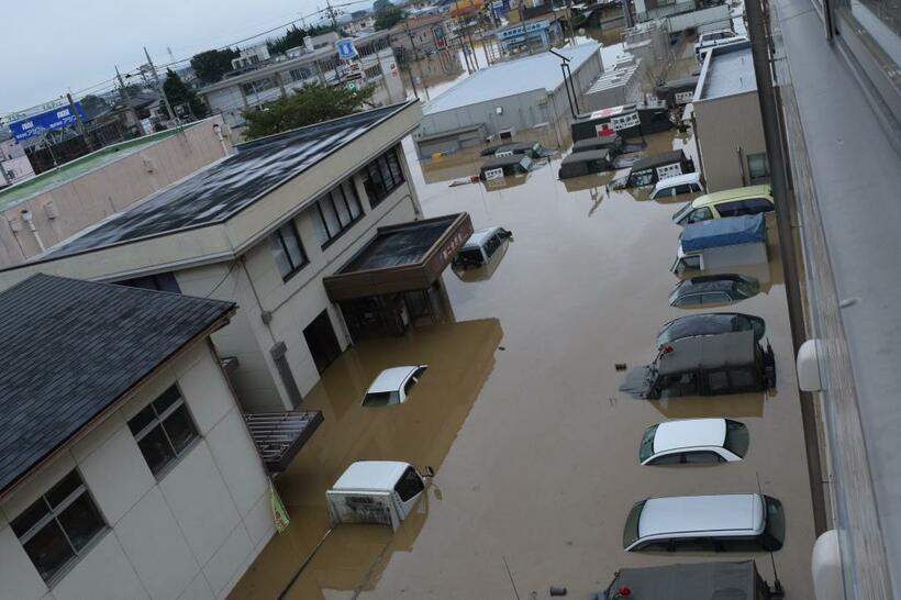 １５年の関東・東北豪雨で水没した茨城県常総市役所の本庁舎　（ｃ）朝日新聞社