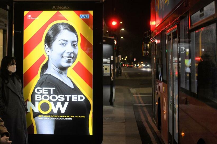 「いま、ブースターを受けよう」と呼びかける英・ロンドン市内のバス停の広告／2021年12月