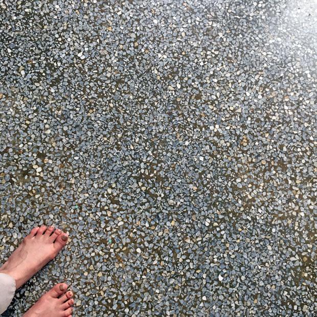 灼熱の台南ですが家の中はヒンヤリ。理由の一つがこの石の床。ペタペタ裸足で歩くと冷たくて気持ちいい（写真：本人提供）