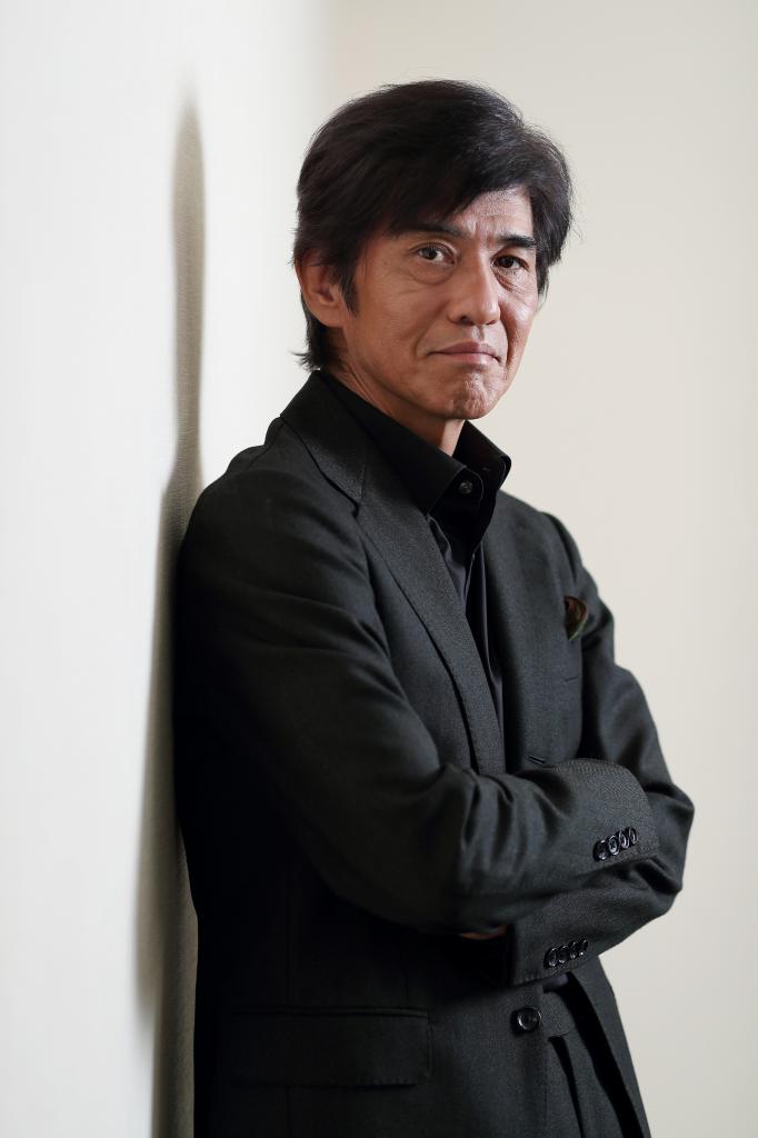佐藤浩市（さとう・こういち）／１９６０年、東京都生まれ。大学在学中の８０年に俳優デビュー。翌年の「青春の門」で映画初出演し、日本アカデミー賞新人俳優賞を受賞した。「忠臣蔵外伝　四谷怪談」（９４）、「６４―ロクヨン―前編」（２０１６）で同最優秀主演男優賞、「ホワイトアウト」（００）、「壬生義士伝」（０３）で同最優秀助演男優賞を受賞した。［撮影／加藤夏子（写真部）　スタイリスト／喜多尾祥之　ヘアメイク／及川久美（六本木美容室）　衣装協力／ビームス］