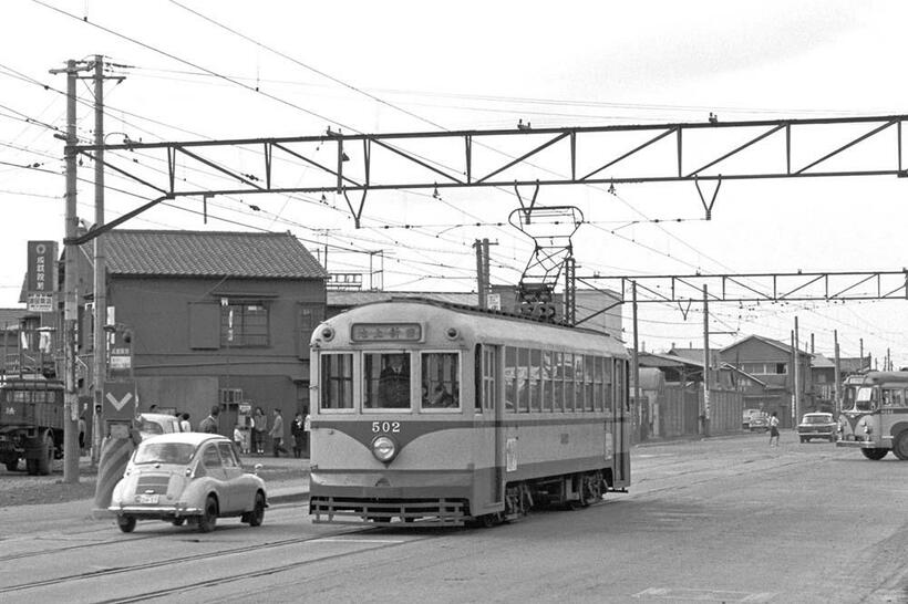 1949年、都電6000型を忠実にコピーした500型が川崎市電に現れた。当初は集電装置にビューゲルが使われおり、更新修繕で方向幕が大型化された。成就院前～小田栄町（撮影／諸河久：1965年11月3日）