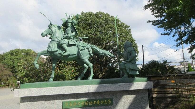 白旗神社（藤沢市）の境内にある義経弁慶像