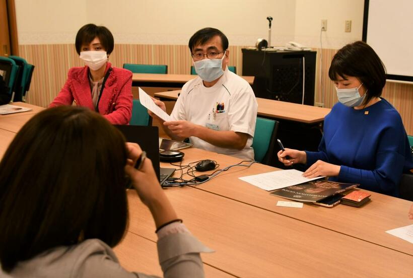 慈恵病院の蓮田健院長（中央）から実情を聞くモルゲンロートの職員や東京の議員ら