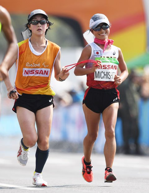 リオデジャネイロ・パラリンピックで初めて実施された女子マラソン（視覚障害）。力を振り絞って走る道下選手。左は伴走者　（ｃ）朝日新聞社
