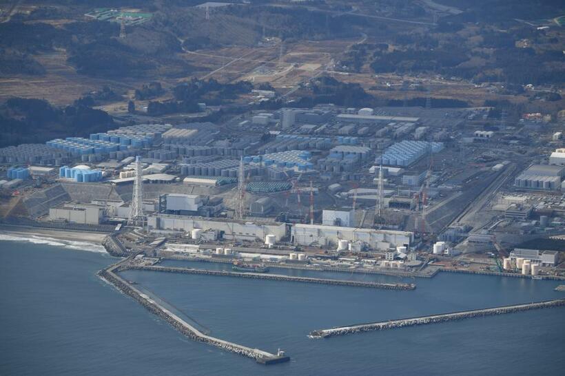 廃炉作業が続く東京電力福島第一原発。海側に並ぶ１～４号機の建屋の地下に高濃度汚染水がたまっている＝２０１９年２月１７日　（ｃ）朝日新聞社