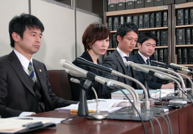 今年３月に最高裁判所が「令状なしのＧＰＳ捜査は違法」と異例の判決を下したＧＰＳ訴訟を主導した亀石倫子弁護士（左から２人目）ら弁護団＝東京・霞が関　（ｃ）朝日新聞社