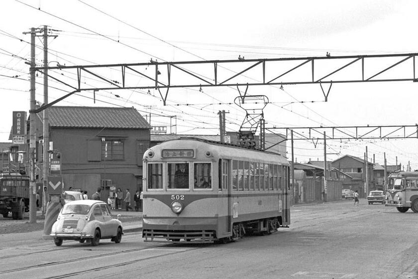 1949年、都電6000型を忠実にコピーした500型が川崎市電に現れた。当初は集電装置にビューゲルが使われおり、更新修繕で方向幕が大型化された。成就院前～小田栄町（撮影／諸河久：1965年11月3日）