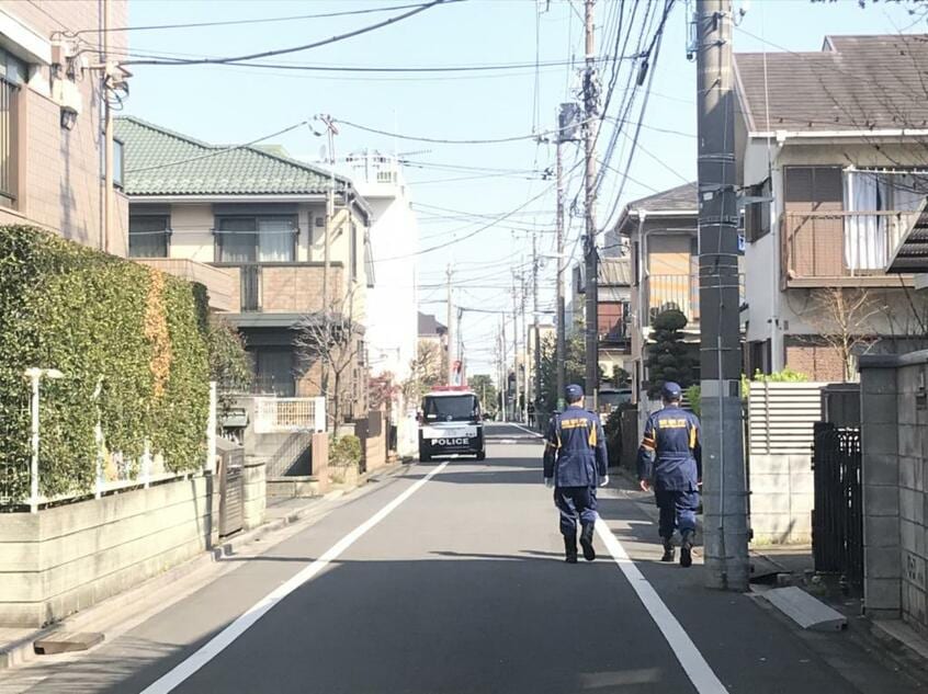 現場周辺を調べる捜査員