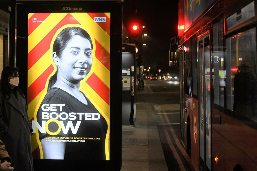 「いま、ブースターを受けよう」と呼びかける英・ロンドン市内のバス停の広告/2021年12月
