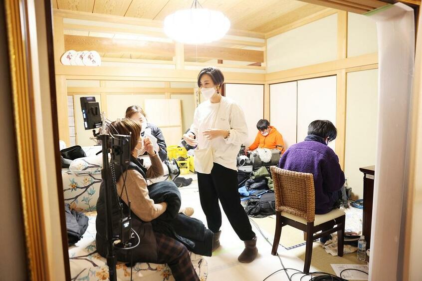 「アカイリンゴ」のロケ現場で。主演の小宮璃央は「西山さんがいると、現場の空気が変わる。彼女が『私はこう思う』と監督に積極的に話すので、全体に話し合う雰囲気ができるんです」と語る(撮影/鈴木愛子)