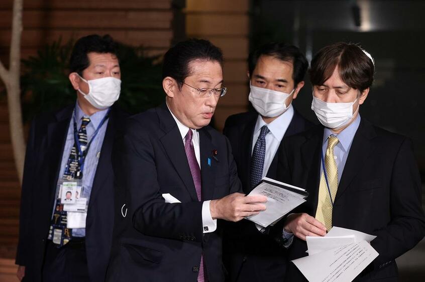 岸田首相と話す荒井勝喜・前首相秘書官(右)