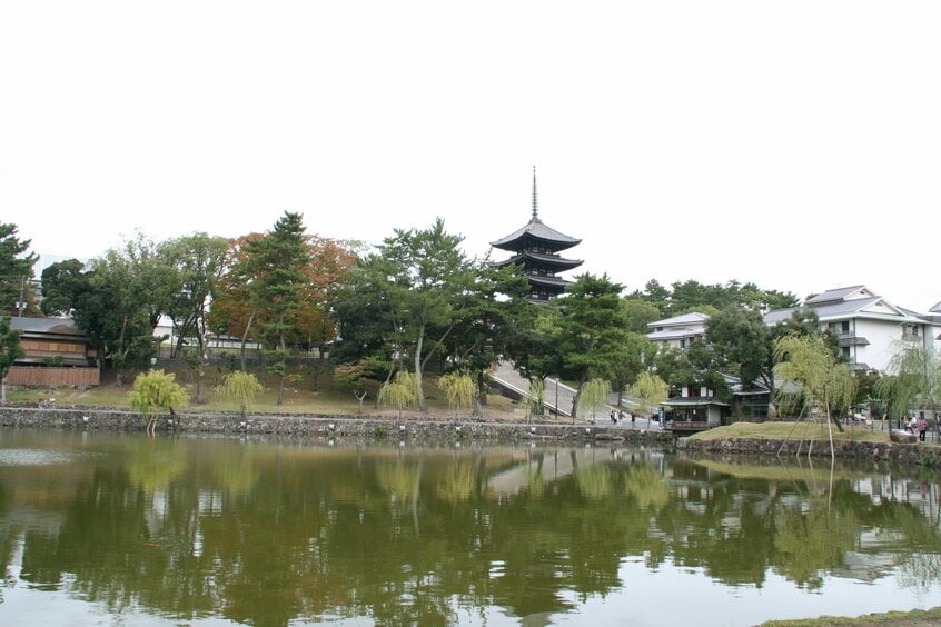 奈良県・興福寺の五重塔と猿沢池