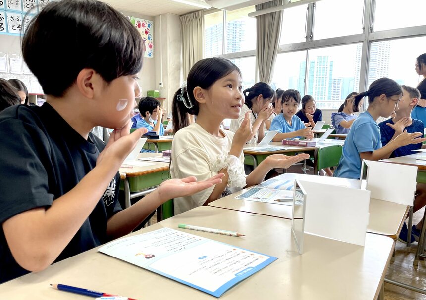 友だちと見合って、塗り方を確認