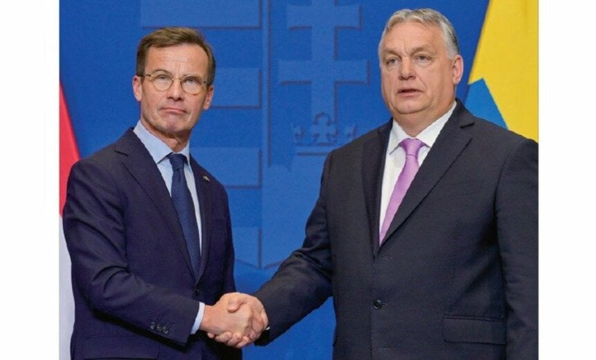 2024年2月23日、ハンガリーのオルバン首相（右）と会談して握手するスウェーデンのクリステション首相（写真　AP/アフロ）