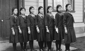 日本で初めてセーラー服を着用した学校は? 歴史学者が明らかにしたセーラー服の100年