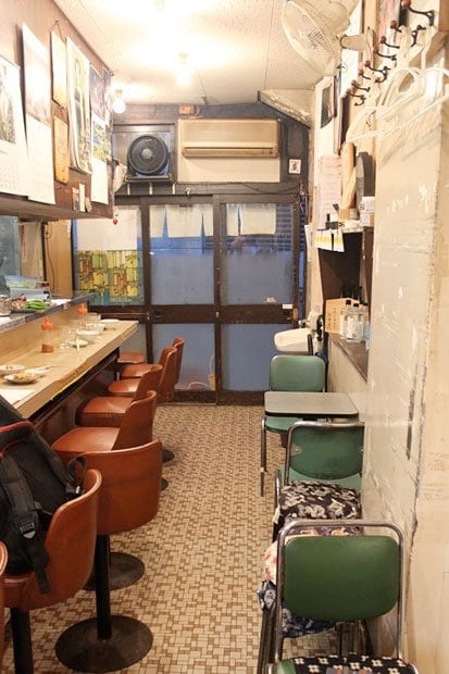 【ミルクワンタン 鳥藤】店内。小さなテーブルとカウンター。奥には座敷に2テーブルある