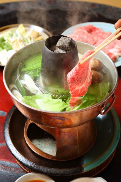 一粒庵のしゃぶしゃぶ／明治３８年創業、「肉の水炊き」の元祖。老舗精肉店・大橋亭が特別に用意する近江牛の熟成肉は、出汁にふわっと入れ、色が変わったらすぐ食べられる。野菜はすべて京都の地のもの。ほのかな酸味が食欲をそそるゴマダレは、ほかにはない秘伝の味だ。突き出し、ご飯、漬物にフルーツがついて１人６６００円（税込み）　（撮影／写真部・松永卓也）
