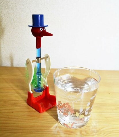 懐かしの水飲み鳥。変わらぬ姿に今も癒やされる
