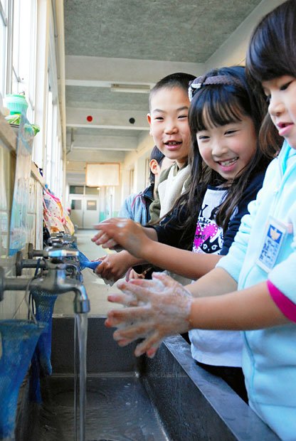 ノロウイルスの感染予防で手洗いをする子供たち　(c)朝日新聞社＠＠写禁