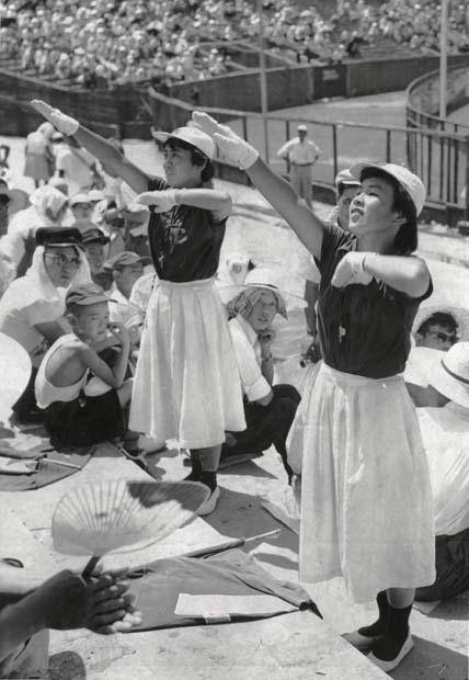第38回(1956年)、平安戦で声援を送る滑川のチアリーダー (c)朝日新聞社