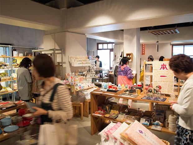 雑貨を取り扱う日本百貨店の本店。アメ横のある御徒町という立地のおかげか、本当に日に日に海外のお客さまが増えています