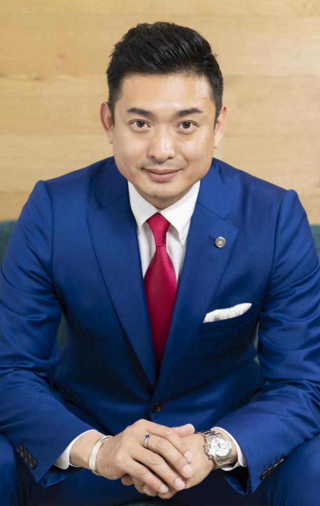 木下レオン（きのした・れおん）／１９７５年８月１２日生まれ。福岡県出身。会社員、飲食店経営を経て占い師一本に。四柱推命、九星気学をもとにした独自の占術で占う（撮影／今村拓馬）