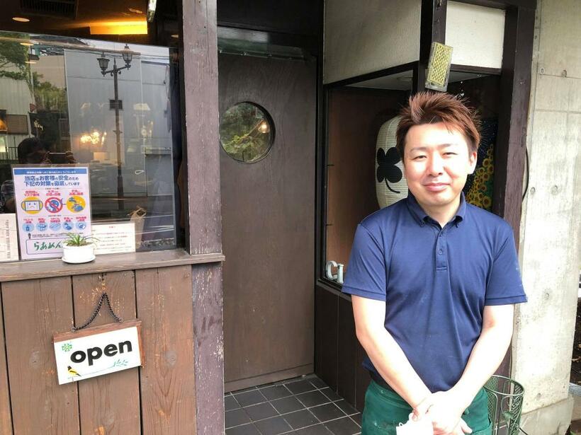 「らあめん clover」店主の藤岡敬大さんは「九段 斑鳩」出身。ラーメン作りはもちろん、おもてなしの心も学んだ（筆者撮影）