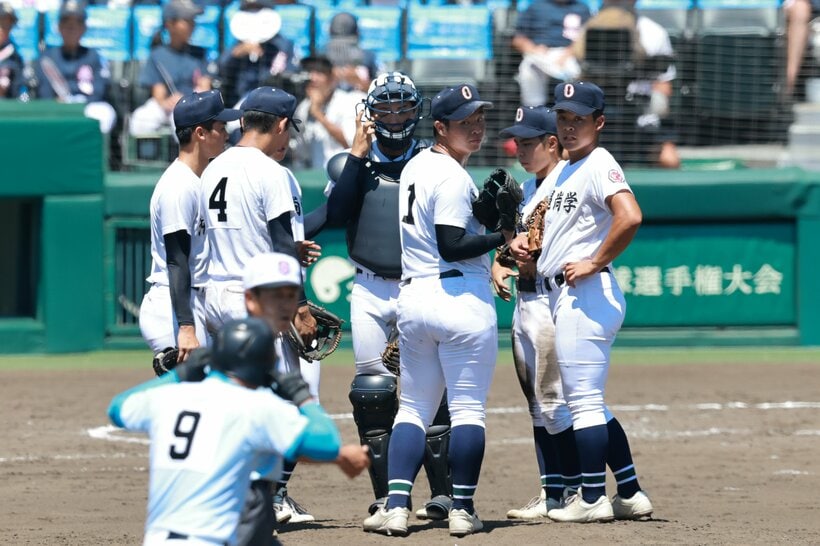 ピンチにマウンドに集まる沖縄尚学の内野陣（撮影／写真映像部・東川哲也）