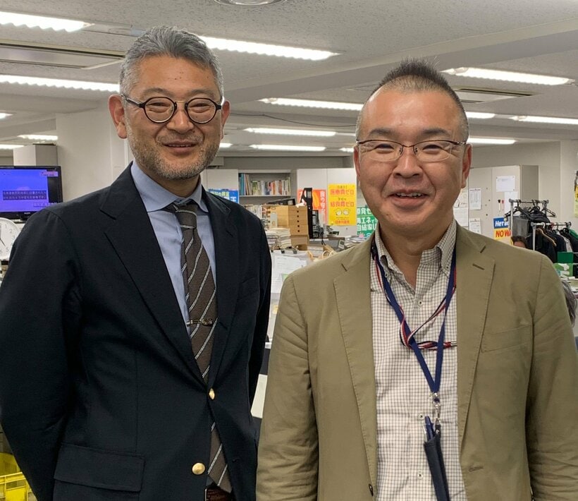 赤旗の「社会部」記者の矢野昌弘（50、右）と、社会部長の三浦誠（56）（撮影／編集部・野村昌二）