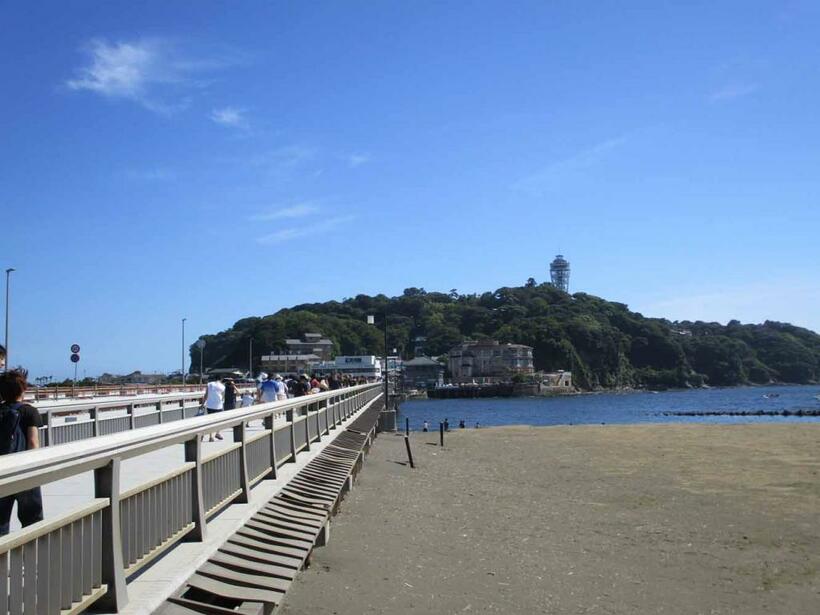 弁天橋と江の島全景