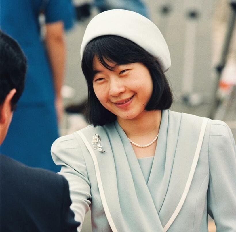 １９９３年　紀宮さま２４歳　訪欧から帰国した両陛下（当時）を羽田空港に出迎えて　（ｃ）　朝日新聞社
